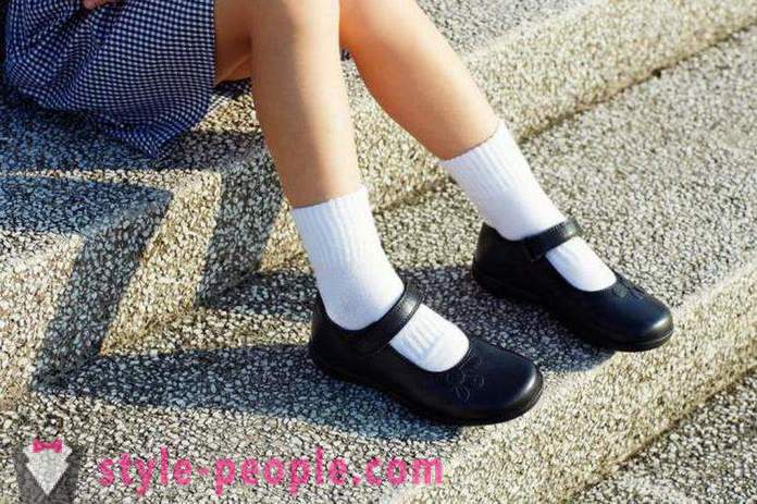 Hvordan velge sko for jenter i skolen: Tips og anmeldelser på produsenter