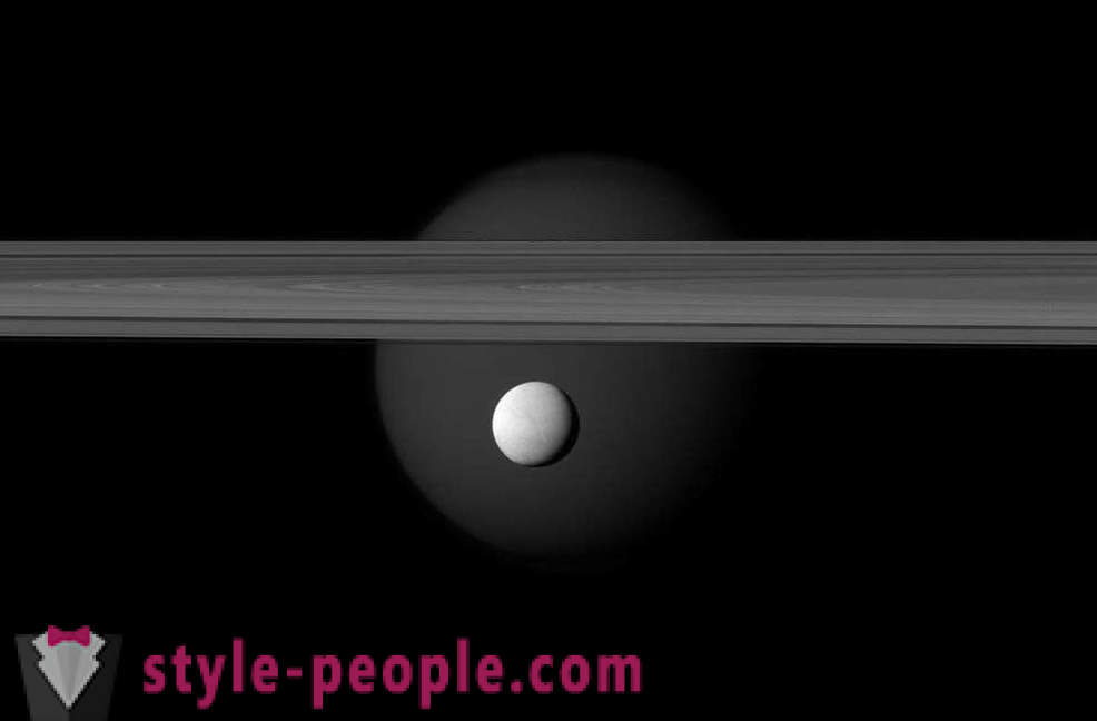 Sjette satellitt av Saturn i linsen