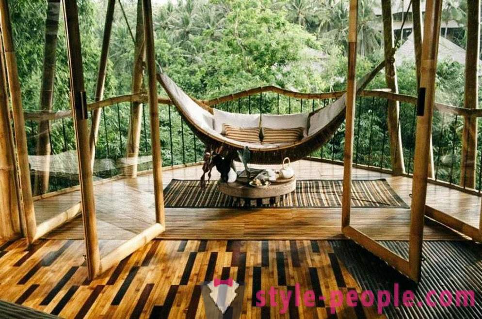 Hun avslutte sin jobb, dro til Bali og bygget et luksuriøst hus av bambus