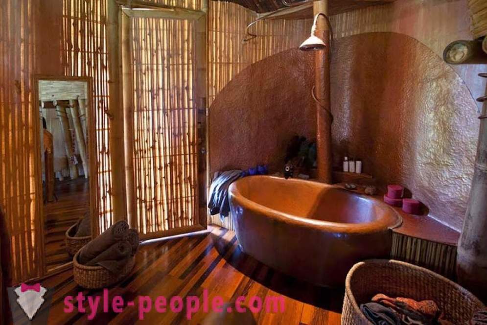 Hun avslutte sin jobb, dro til Bali og bygget et luksuriøst hus av bambus