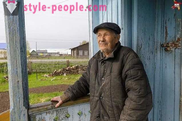 85-år gamle landsbyen læreren har samlet på huset, men han ga penger til foreldreløse barn