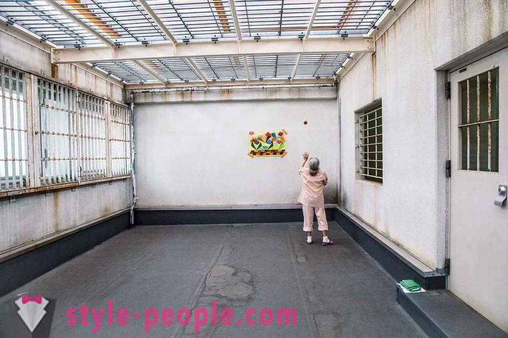 Eldre japanske folk har en tendens til en lokal fengsel