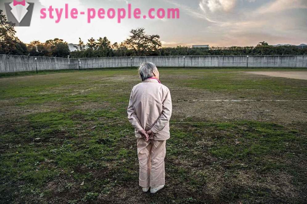 Eldre japanske folk har en tendens til en lokal fengsel