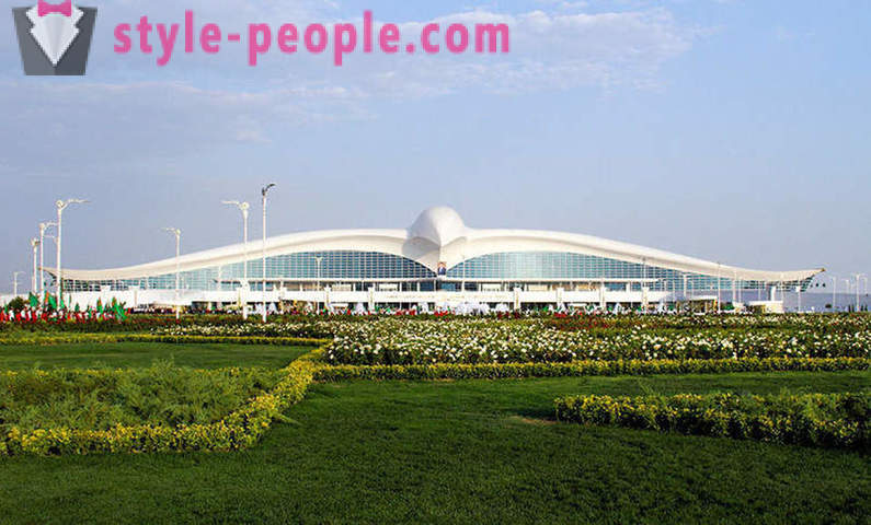 Turkmenistan åpnet flyplassen i form av en flygende falk