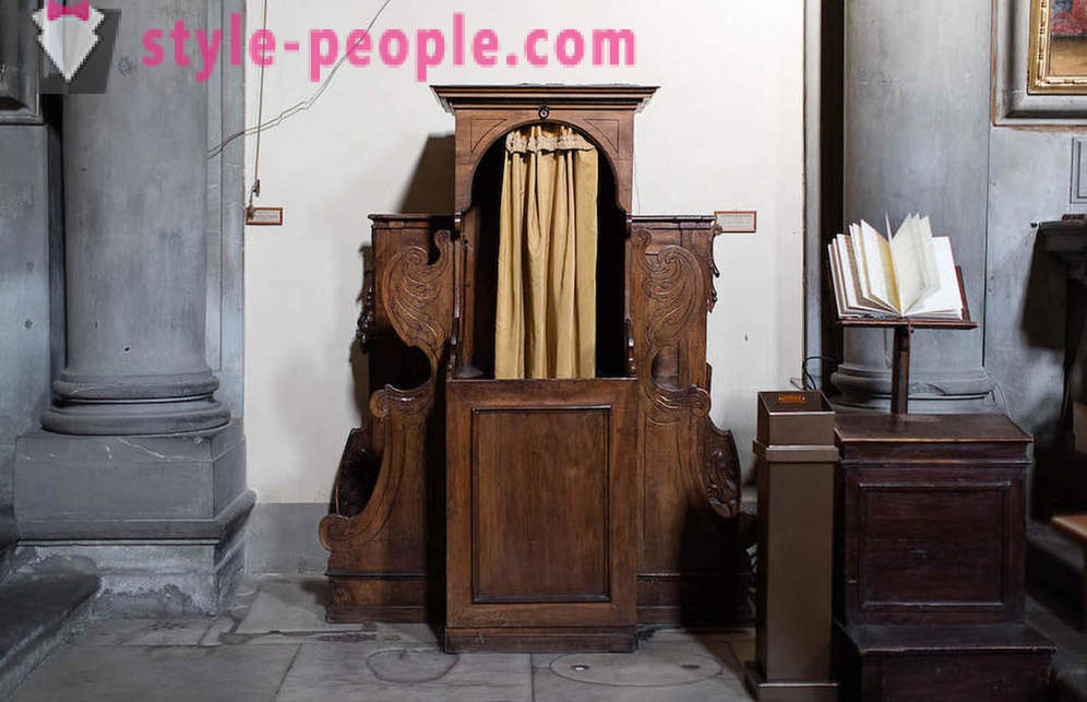 Confessionals i den italienske kirken. Fotograf Marcella Hakbardt