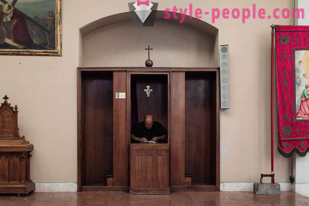 Confessionals i den italienske kirken. Fotograf Marcella Hakbardt