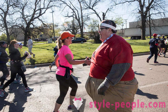 Løpe, uten å stoppe: Mannen som veier 250 kg inspirerer folk ved hans eksempel