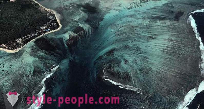 Utrolig illusjon av en undersjøisk foss