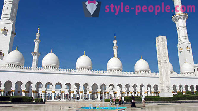 Sheikh Zayed Mosque - det viktigste utstillingsvindu utallige rikdom av emiratet Abu Dhabi