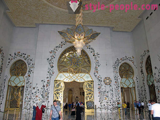 Sheikh Zayed Mosque - det viktigste utstillingsvindu utallige rikdom av emiratet Abu Dhabi