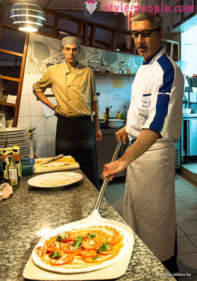 Italiensk kokk prøver hviterussiske pizza