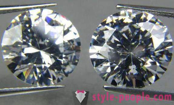 Hvordan skille cubic zirkonia diamanter hjemme
