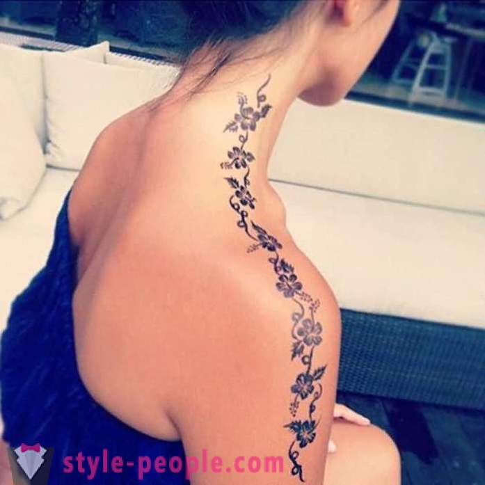Vakker tatovering for jenter på skulderen