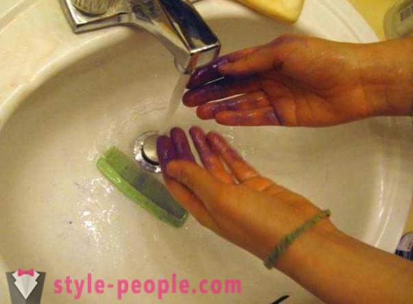 Lær hvordan å vaske håret fargestoff fra huden