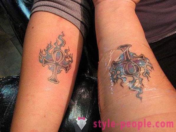 Sammenkoblet tatovering for to - nåværende bevis på evig kjærlighet