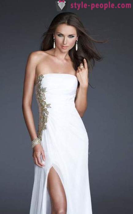 Hvit kjole på gulvet - stilige antrekk