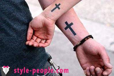 Cross tatovering på armen. sin verdi