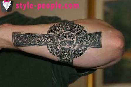 Cross tatovering på armen. sin verdi