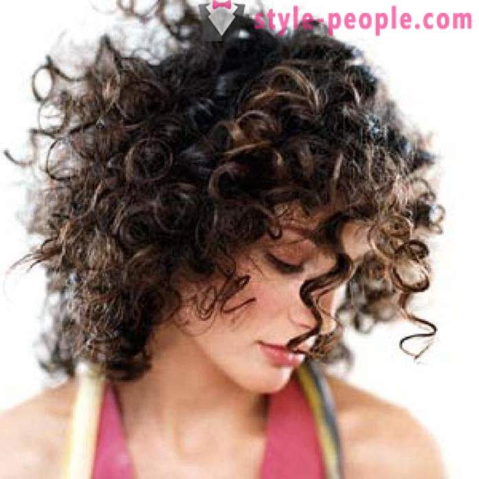 Krøllete hår: hårklipp og styling
